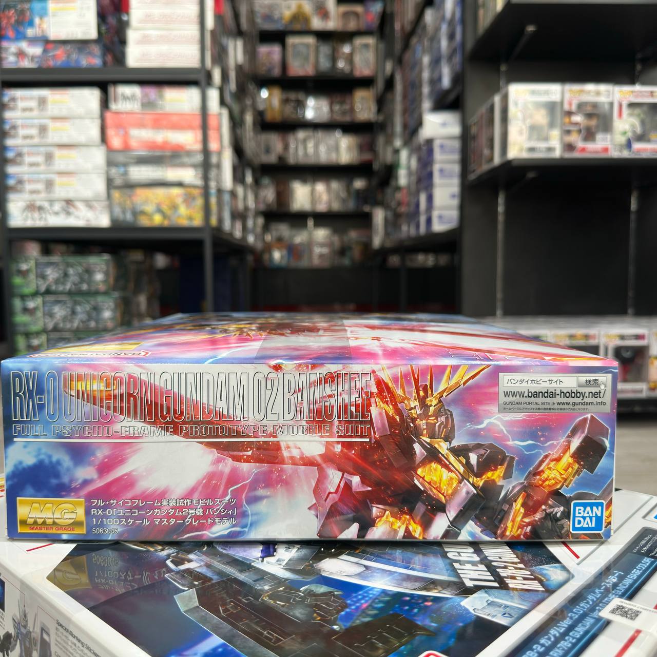 MG RX-0 Unicorn Gundam 02 Banshee Titanium Finish